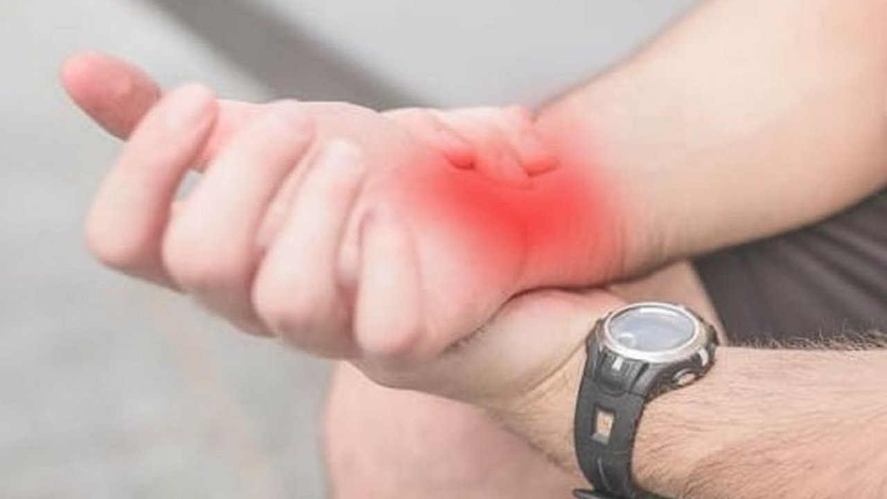 Fisioterapis RSJD Atma Husada Mahakam mengungkap aktivitas berulang picu **saraf tangan terjepit** (sindrom lorong karpal), sering diderita ibu rumah tangga. Kenali gejalanya!