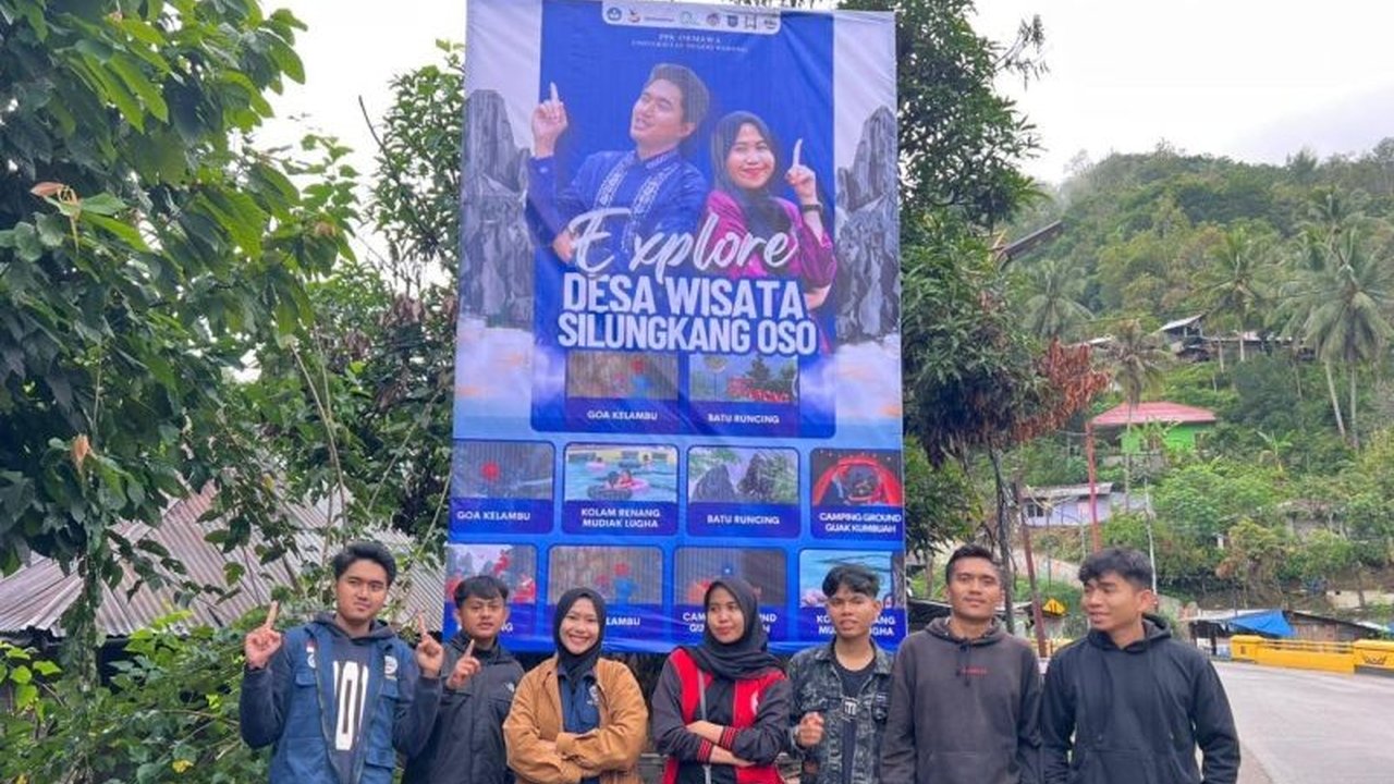 Mahasiswa PPK Ormawa UNP sukses perkuat branding Wisata Silungkang Oso di Sawahlunto melalui program Glow Up, pasang plang identitas baru dan siap promosi digital. Ingin tahu dampaknya?