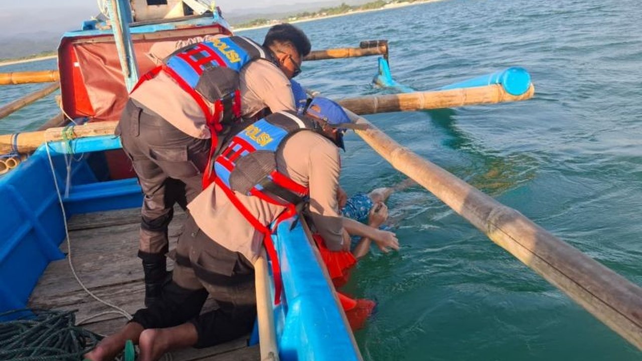 Dua wisatawan terseret ombak di Pantai Karangpapak, Garut. Tim SAR berhasil mengevakuasi satu korban selamat, namun satu lainnya ditemukan tewas setelah pencarian intensif.