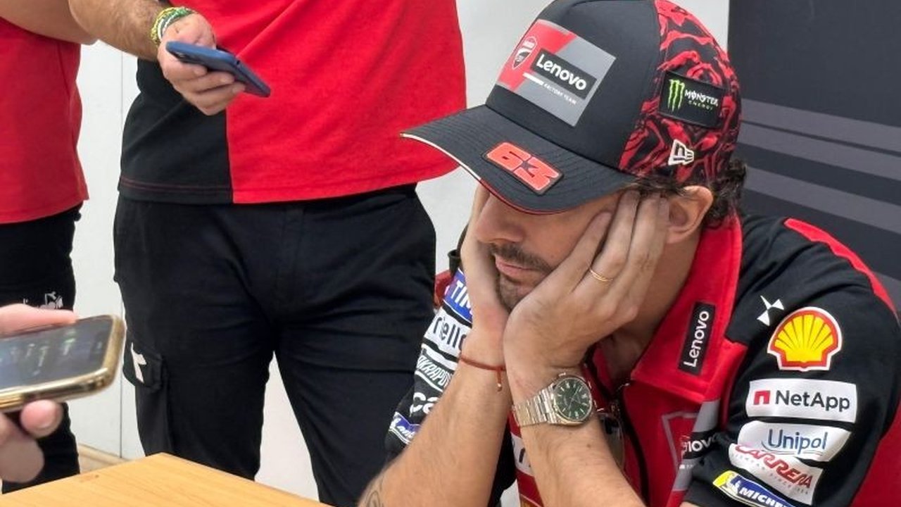 Pembalap Ducati Lenovo, Pecco Bagnaia, dibuat pusing tujuh keliling oleh performa Desmosedici GP25 di Sprint Race MotoGP Mandalika. Ada apa dengan motor sang juara dunia?