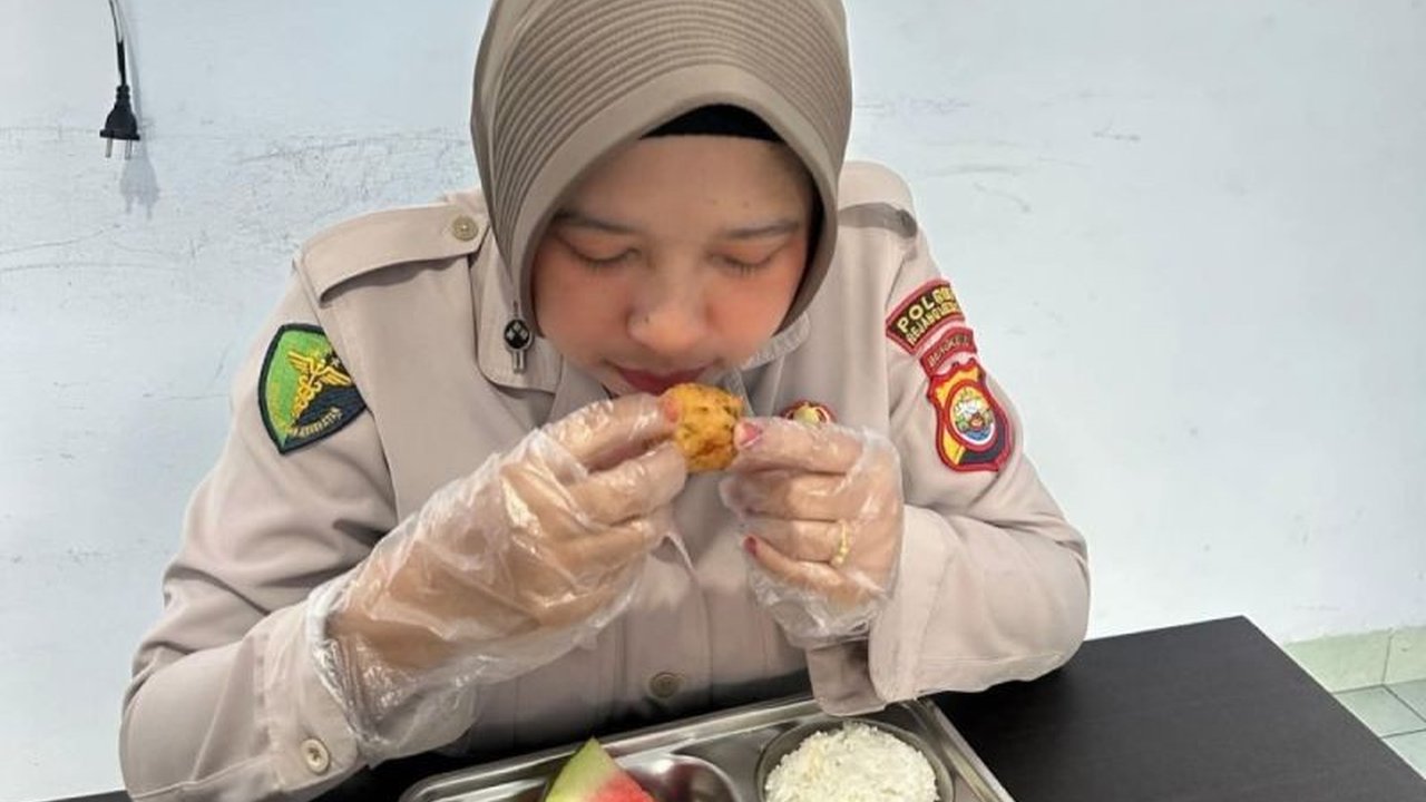 Dapur MBG Polres Rejang Lebong serius menjaga keamanan pangan makanan gratis bagi pelajar. Bagaimana mereka memastikan setiap hidangan bebas zat berbahaya, bahkan hingga uji sianida dan boraks?