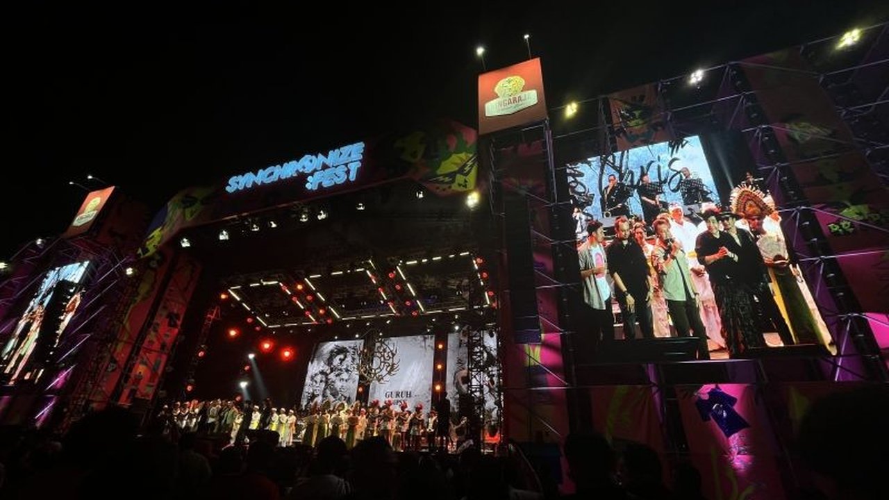 Guruh Gipsy sukses memukau penonton Synchronize Fest 2025 dengan perpaduan musik legendaris dan seni budaya Bali, sekaligus mengenang para sahabat yang telah berpulang.