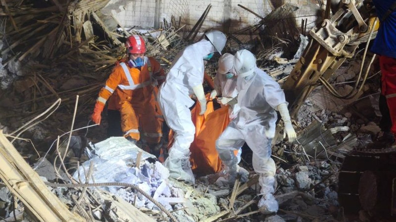 Basarnas merilis data pilu: 26 santri meninggal dunia akibat Tragedi Ponpes Ambruk di Sidoarjo, Jawa Timur. Operasi pencarian korban masih terus berlanjut.