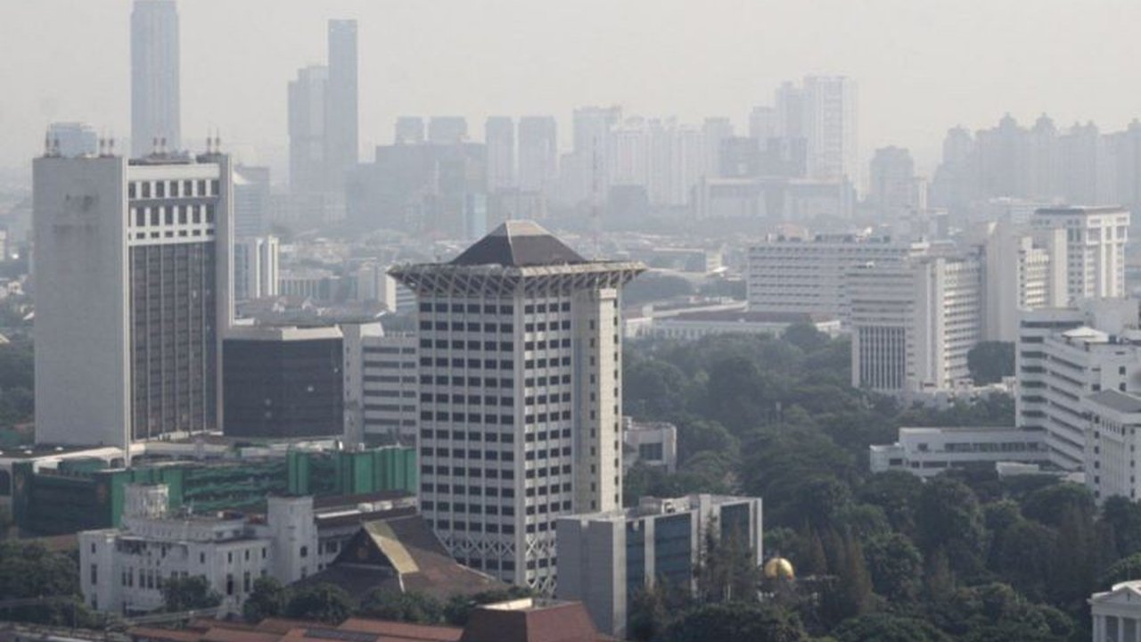 Kualitas Udara Jakarta kembali menjadi sorotan, menempati peringkat kelima terburuk di dunia pada Minggu pagi. Ketahui kategori 'tidak sehat' dan langkah antisipasi yang direkomendasikan!