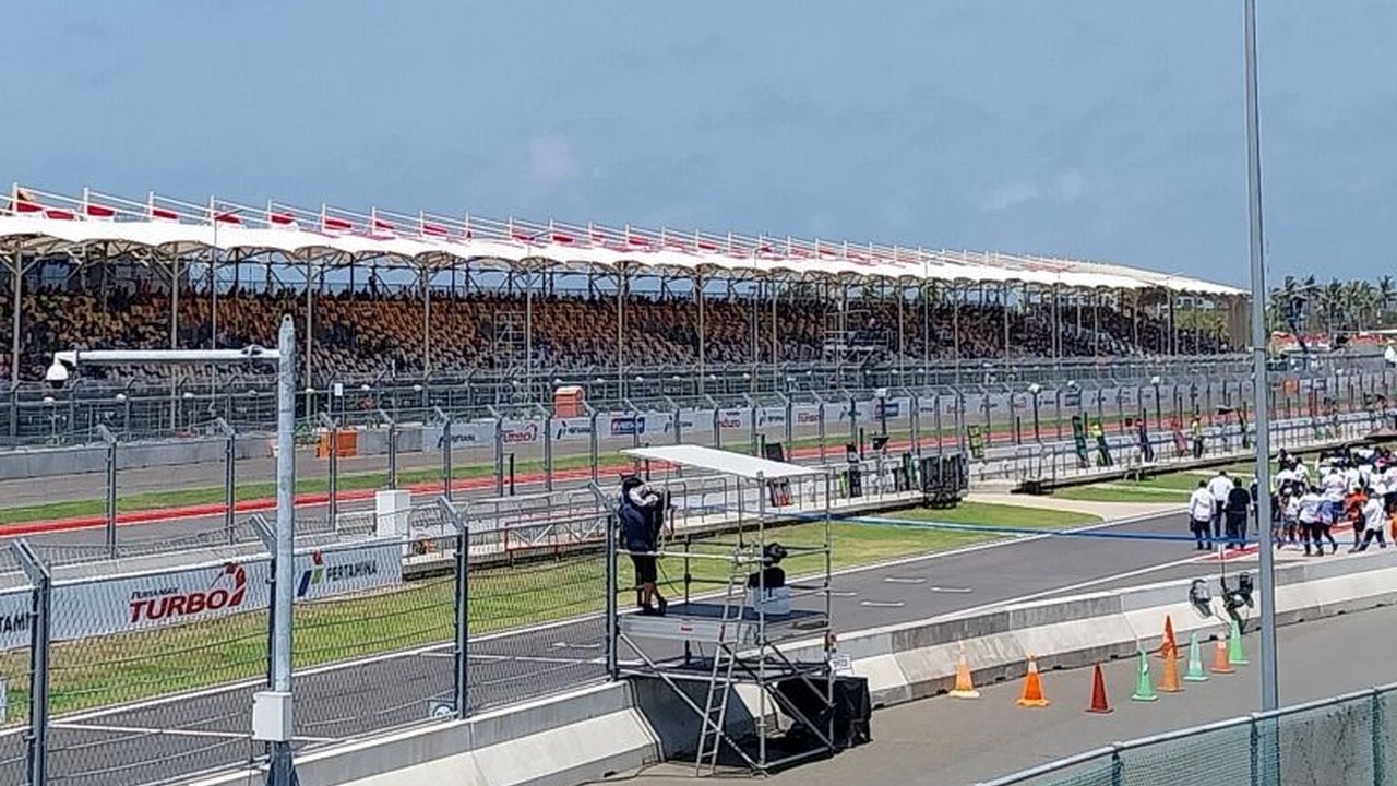 BMKG memprakirakan potensi hujan ringan akan mengguyur Sirkuit Mandalika saat puncak balapan MotoGP Mandalika 2025. Akankah cuaca ini memengaruhi strategi pembalap dan hasil akhir?