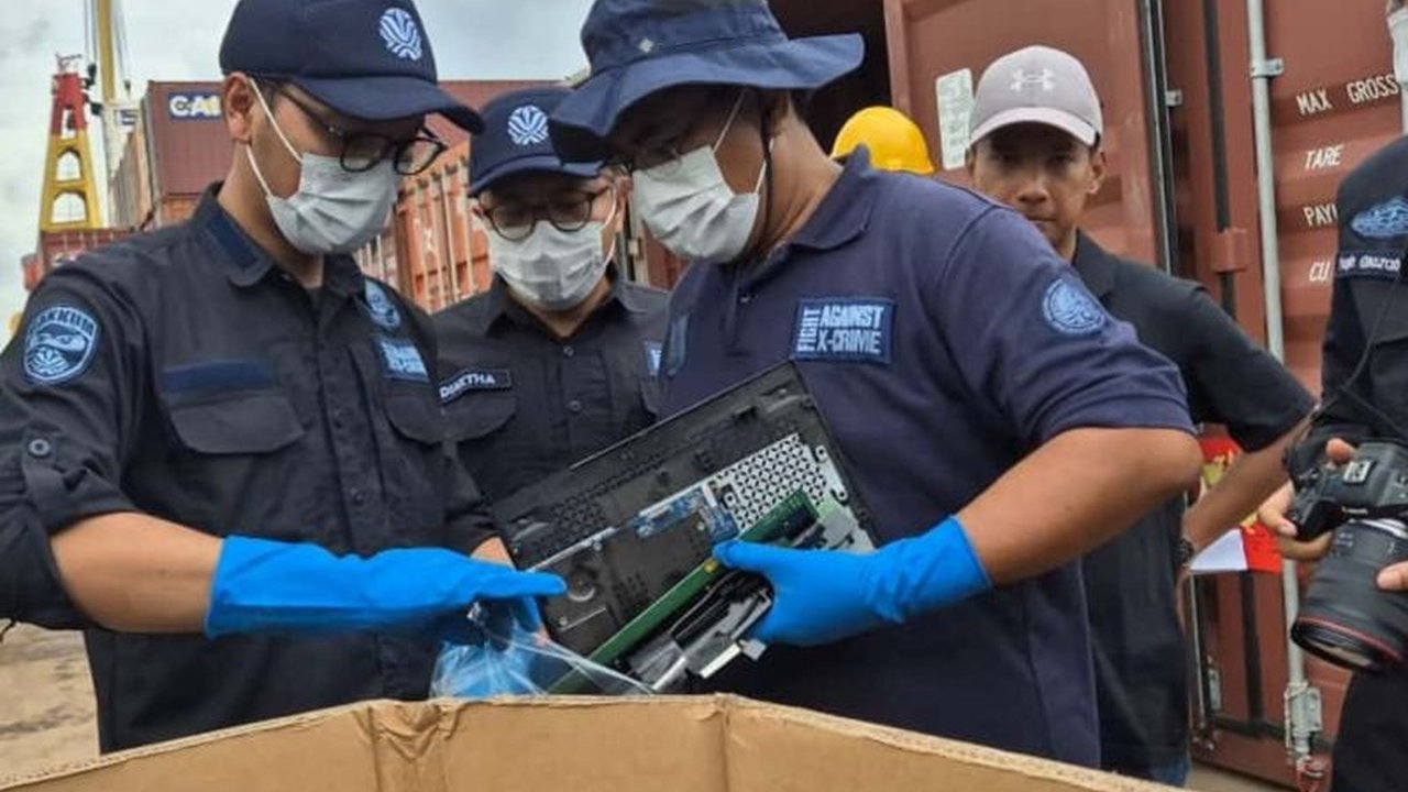 Kementerian Lingkungan Hidup (KLH) berhasil menggagalkan masuknya 73 kontainer limbah elektronik ilegal dari Amerika Serikat ke Indonesia, mengungkap modus penyelundupan dan ancaman sanksi tegas bagi para pelakunya.