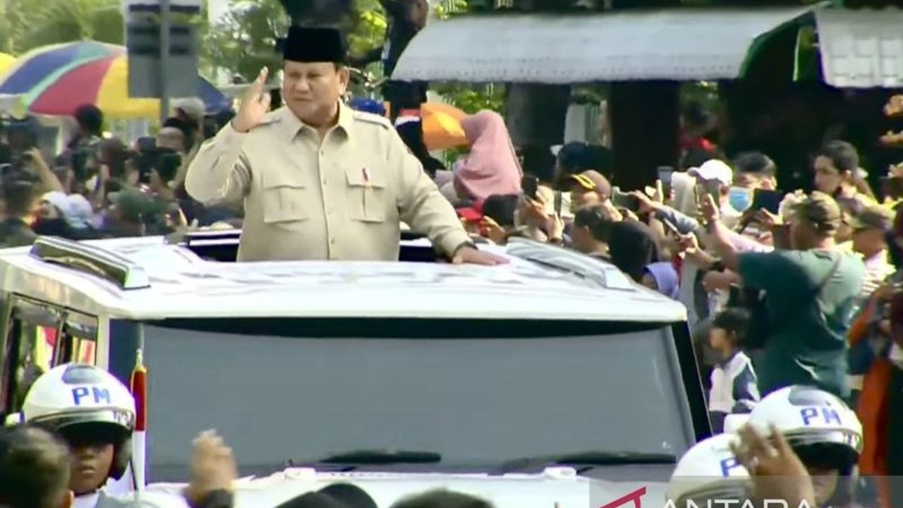 Presiden Prabowo Subianto memimpin Upacara Peringatan HUT ke-80 TNI di Monas, Jakarta, dengan menaiki Maung Putih Garuda. Acara ini menampilkan 1.047 alutsista dan ribuan prajurit yang membuat penasaran.