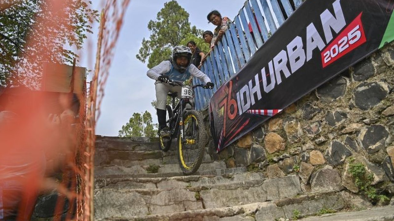 Ajang 76 IDH Urban 2025 Seri 2 di Semarang sukses digelar, menghadirkan 102 pembalap downhill dengan persaingan sengit. Siapa yang berhasil menaklukkan trek urban penuh tantangan?