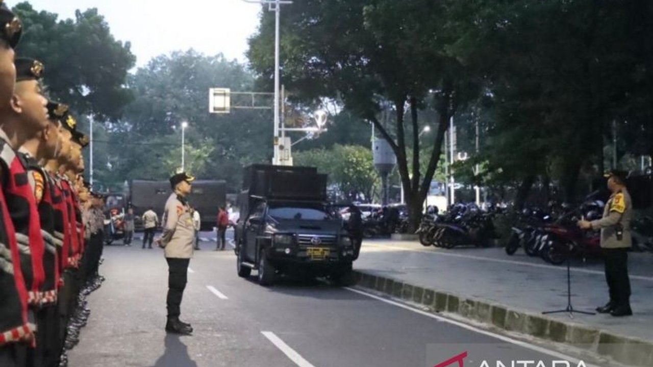 Kepolisian mengerahkan 1.587 personel gabungan untuk Pengamanan HUT TNI ke-80 di Monas, mengedepankan pendekatan humanis tanpa senjata api. Simak detail pengamanannya!