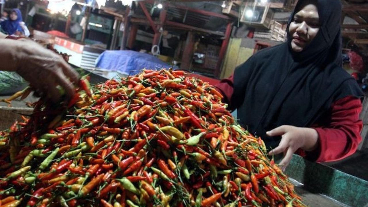Badan Pangan Nasional (Bapanas) melaporkan penurunan signifikan pada Harga Pangan pokok seperti cabai rawit dan bawang merah, bahkan beras dan daging juga ikut turun. Penasaran detailnya?