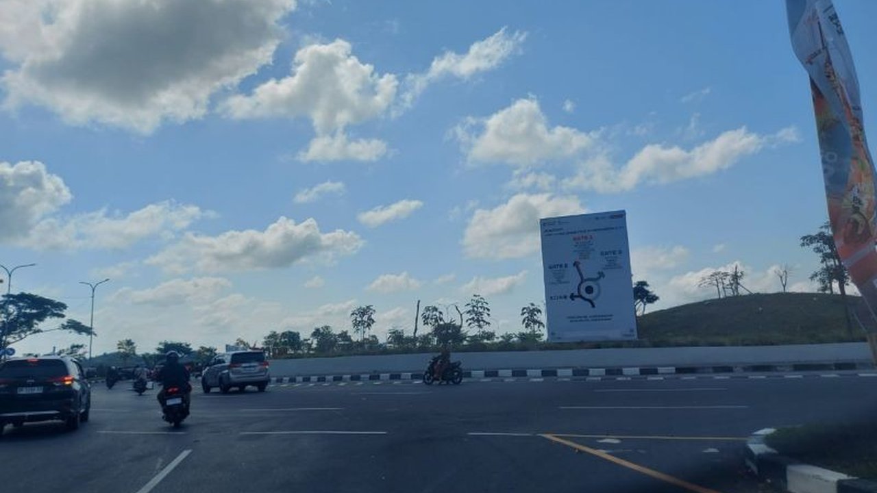 Jelang race utama MotoGP Indonesia 2025 di Sirkuit Mandalika, arus lalu lintas terpantau ramai namun lancar, berbeda dari tahun sebelumnya. Apa kunci kelancarannya?
