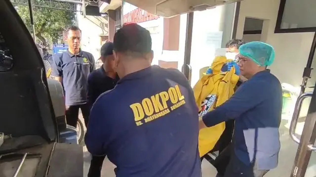 Pos Mortem Polda Jawa Timur kembali menerima tiga jenazah korban tragedi ambruknya bangunan musala Pondok Pesantren (Ponpes) Al Khoziny, Buduran, Sidoarjo, Jumat malam, 3 Oktober 2025. (Li