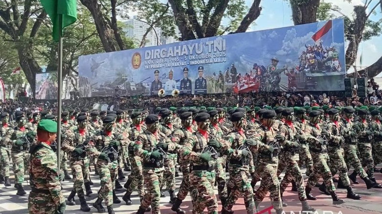 Puncak peringatan HUT Ke-80 TNI di Medan disemarakkan 2.506 personel gabungan, menegaskan komitmen 'TNI Prima, TNI Rakyat, Indonesia Maju'. Simak kemeriahan acaranya!
