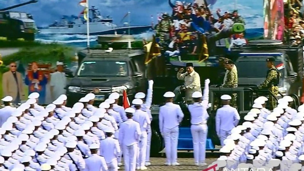 Presiden Prabowo Subianto mengucapkan terima kasih lebih dari 50 kali kepada ribuan prajurit saat memeriksa pasukan dalam upacara HUT Ke-80 TNI di Monas, Jakarta.