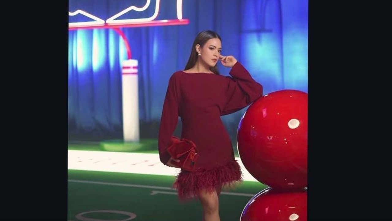 Penyanyi Raisa Andriana sukses mencuri perhatian di Paris Fashion Week 2026 dengan deretan outfit menawan, mulai dari busana bold hingga gaun bak putri dongeng, menarik rasa penasaran publik.