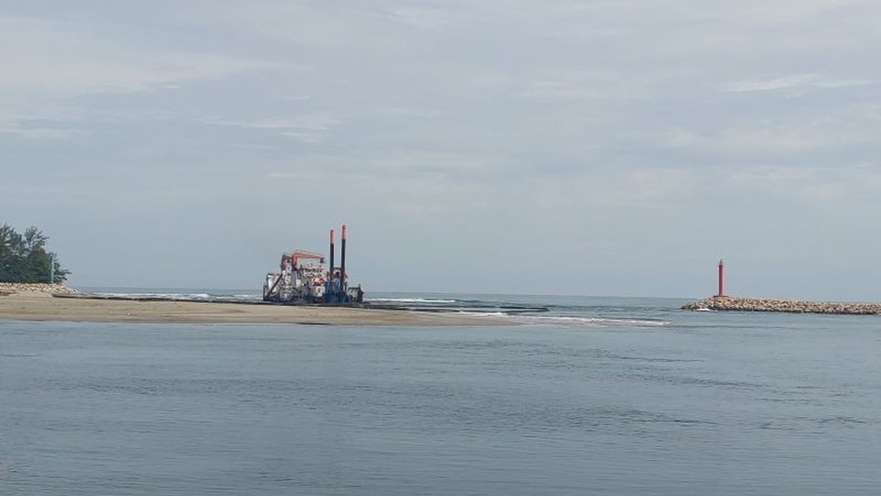 PT Pelindo Regional 2 Bengkulu memastikan kondisi Pelabuhan Baai terkendali penuh pasca-insiden senggolan dua kapal, MT Kencana Express dan CSD Costa Fortuna 3, tanpa gangguan operasional.