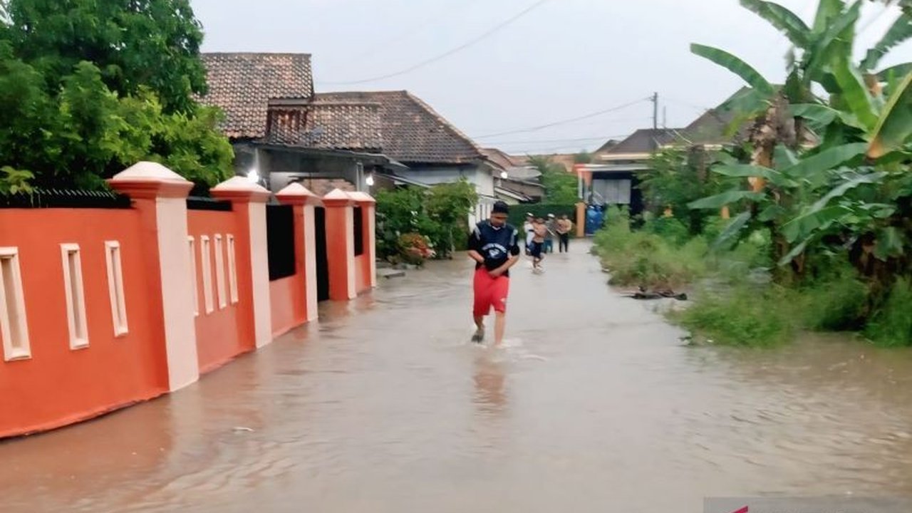 Banjir OKU melanda 343 rumah dan 1.492 jiwa di Kabupaten Ogan Komering Ulu setelah hujan deras. BPBD siapkan evakuasi, namun warga memilih bertahan. Simak dampaknya!
