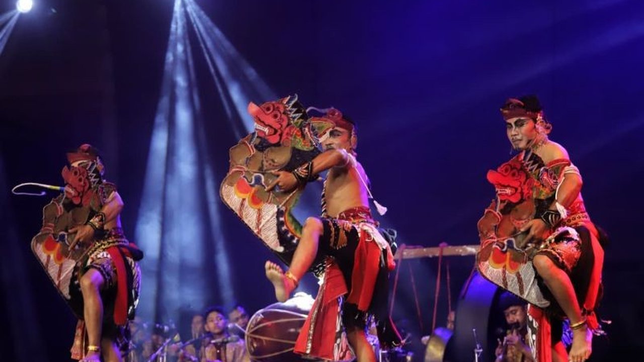 Antusiasme luar biasa mewarnai Festival Jaranan Trenggalek ke-29, di mana para maestro, termasuk yang berusia 51 tahun, menunjukkan semangat pelestarian budaya lokal.