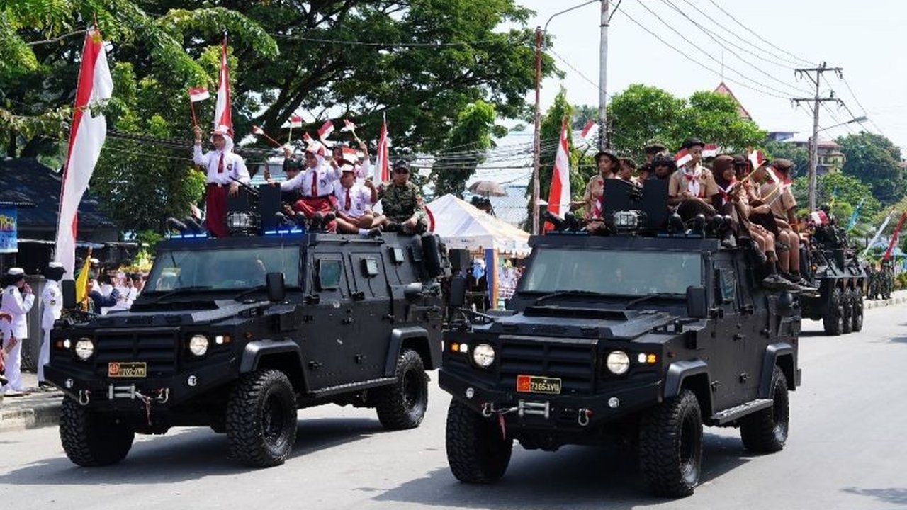Ribuan warga Jayapura memadati Lapangan Trisila Hamadi untuk menyaksikan defile peringatan HUT Ke-80 TNI, menunjukkan antusiasme tinggi terhadap perayaan ini.