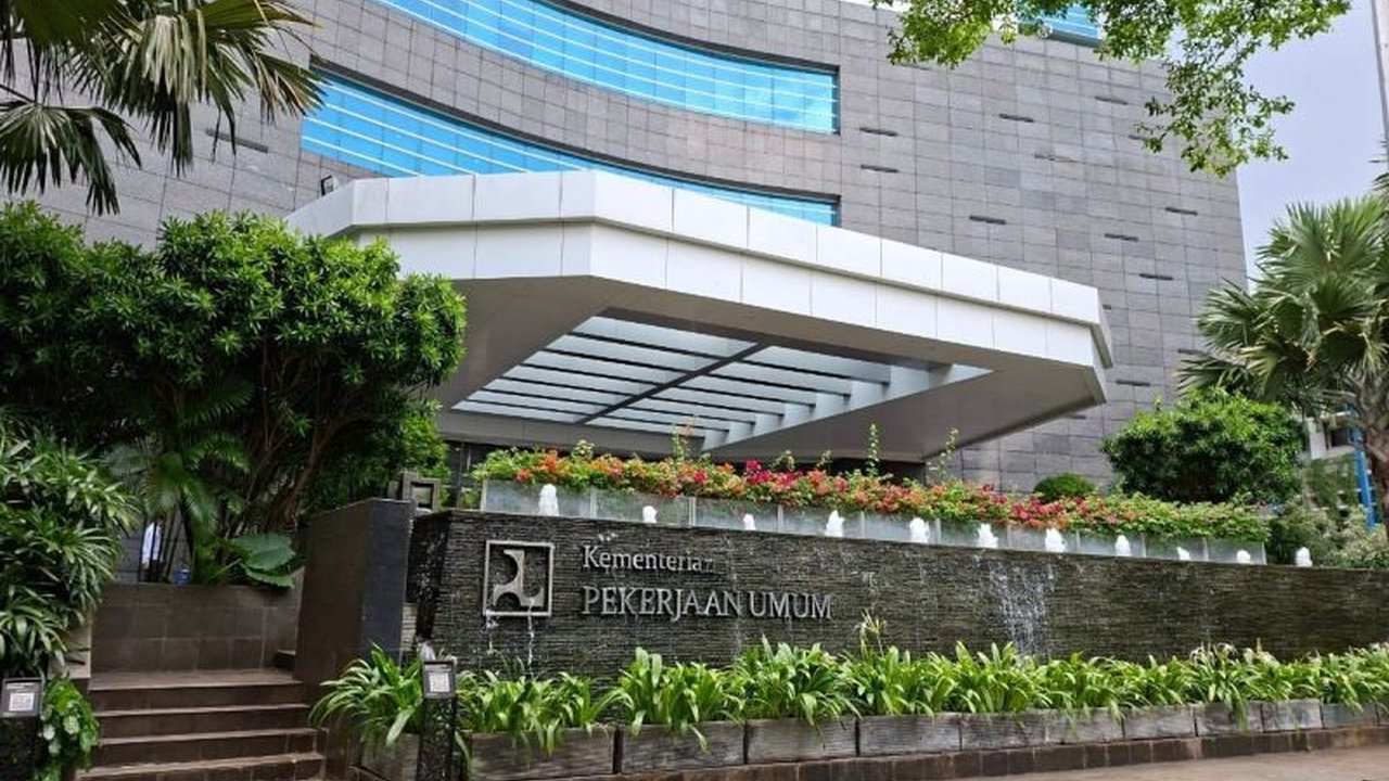 Kementerian PU menggenjot Program Padat Karya Jalan dan Jembatan 2025 dengan anggaran Rp1,2 triliun, menyerap puluhan ribu tenaga kerja dan dorong ekonomi lokal. Simak dampaknya!