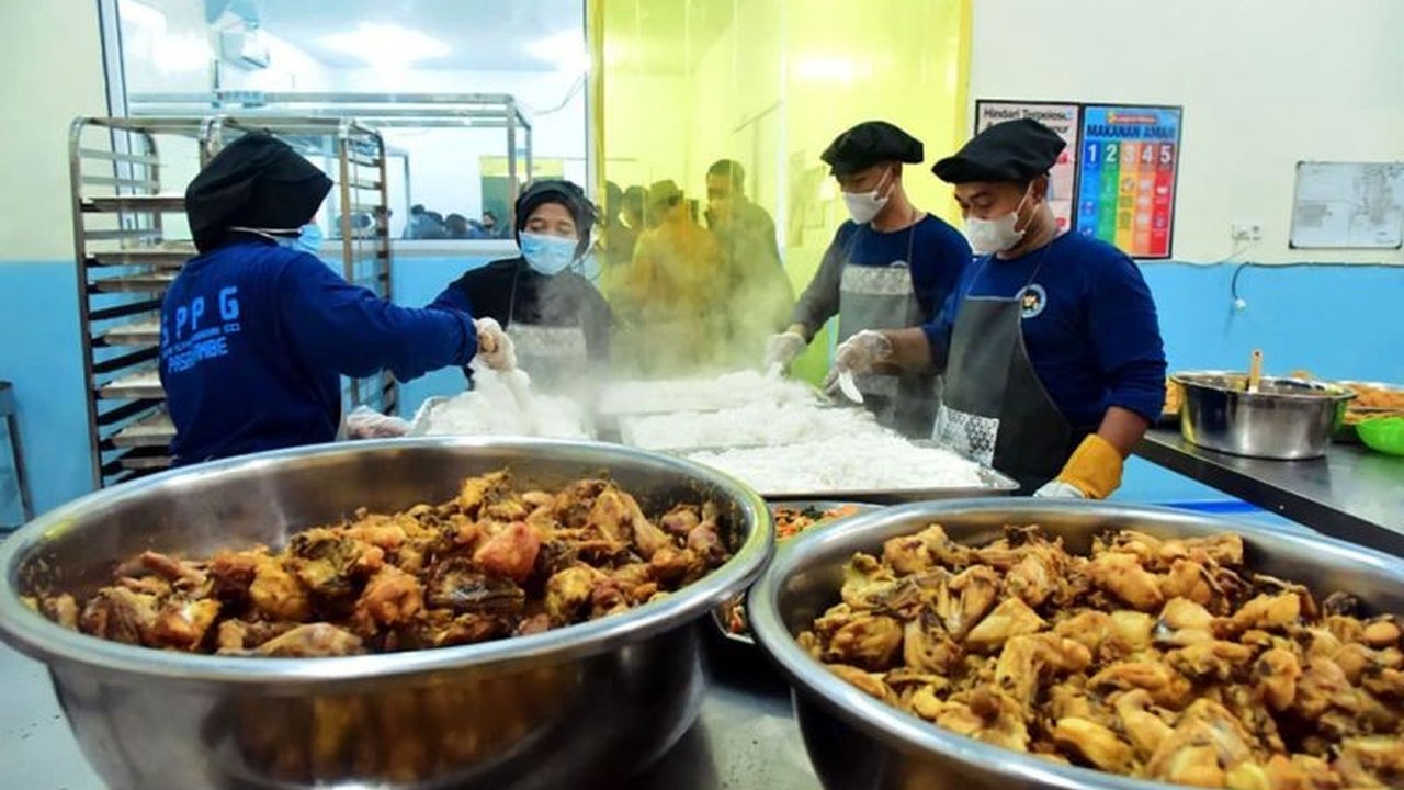 Pemuda Lumajang sukses mengubah limbah MBG dari program makan gratis menjadi eco enzyme dan pupuk cair. Inovasi Limbah MBG Lumajang ini membuka peluang ekonomi baru dan menjaga lingkungan.