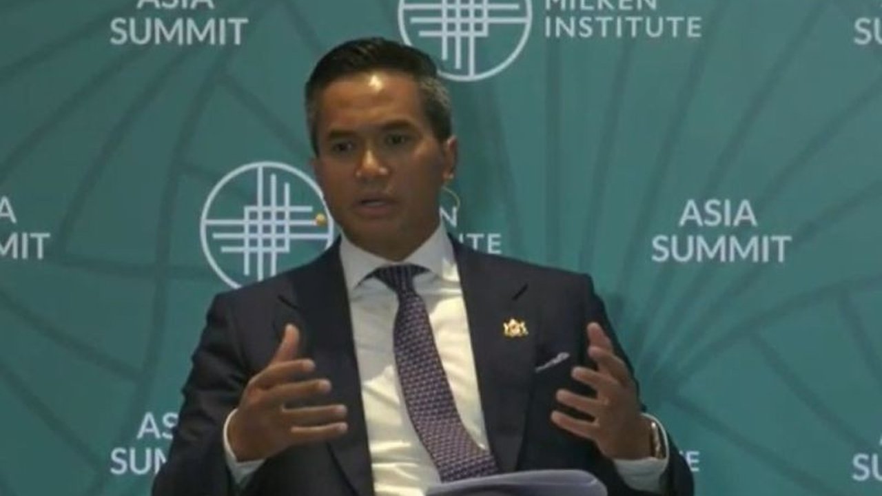 Kadin Indonesia menegaskan bahwa transfer teknologi dan peningkatan SDM adalah kunci vital dalam mengakselerasi Transisi Energi di Indonesia, membuka potensi besar dekarbonisasi global.