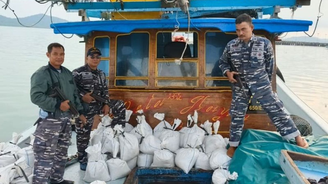 TNI AL Kepulauan Bangka Belitung berhasil menggagalkan penyelundupan timah seberat 7 ton, mencegah kerugian negara hingga miliaran rupiah. Bagaimana modus operandi para pelaku?
