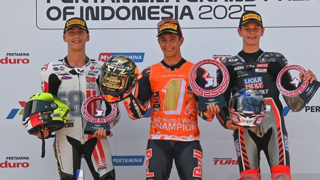 Jose Rueda resmi menjadi juara dunia Moto3 2025 usai balapan dramatis di Mandalika yang diwarnai penalti. Bagaimana insiden tersebut mengantarnya ke puncak klasemen?