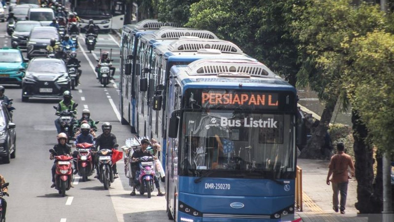 PT Transjakarta menambah 151 bus dan ribuan petugas untuk memastikan kelancaran perayaan HUT ke-80 TNI di Monas. Apa saja penyesuaian layanan lainnya?