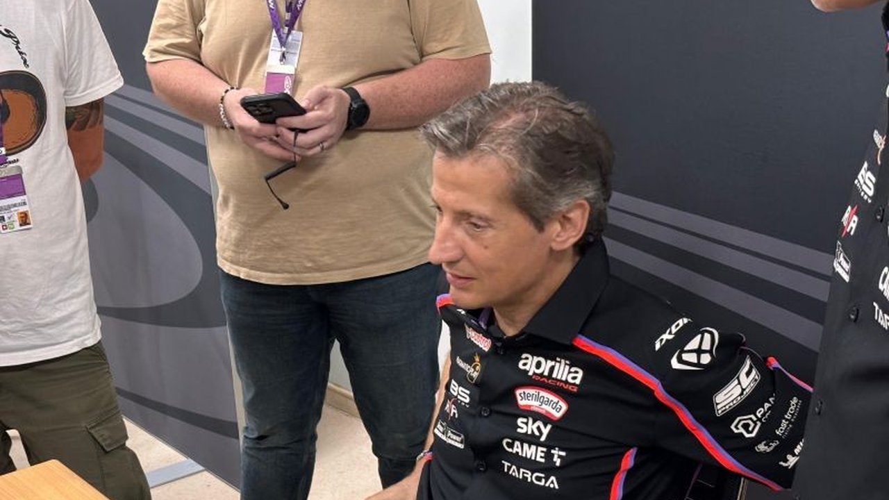 CEO Aprilia Racing mengonfirmasi Bezzecchi minta maaf Marquez usai insiden di MotoGP Mandalika yang membuat sang juara dunia terlempar. Apa penyebabnya?