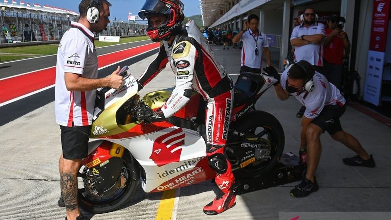 Pembalap kebanggaan Indonesia, Mario Aji, berhasil finis di posisi ke-20 pada ajang Moto2 Indonesia 2025 di Sirkuit Mandalika. Simak detail balapan penuh drama ini!