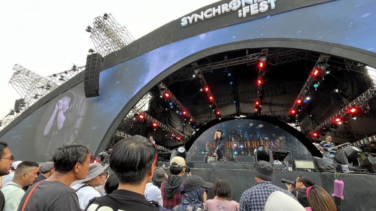 Padi Reborn sukses membuka hari terakhir Synchronize Fest 2025 di Gambir Expo Kemayoran, menghipnotis penonton dengan lagu-lagu hits era 90-an.