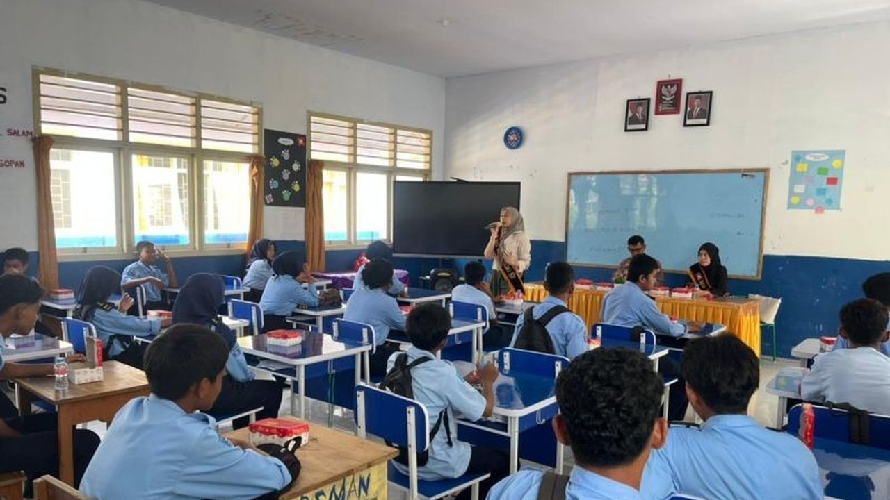 Polda Malut menggelar kegiatan literasi digital di sekolah, membekali siswa dengan pengetahuan dan etika bermedia sosial. Simak bagaimana remaja cerdas tangkal hoaks dan cyberbullying!