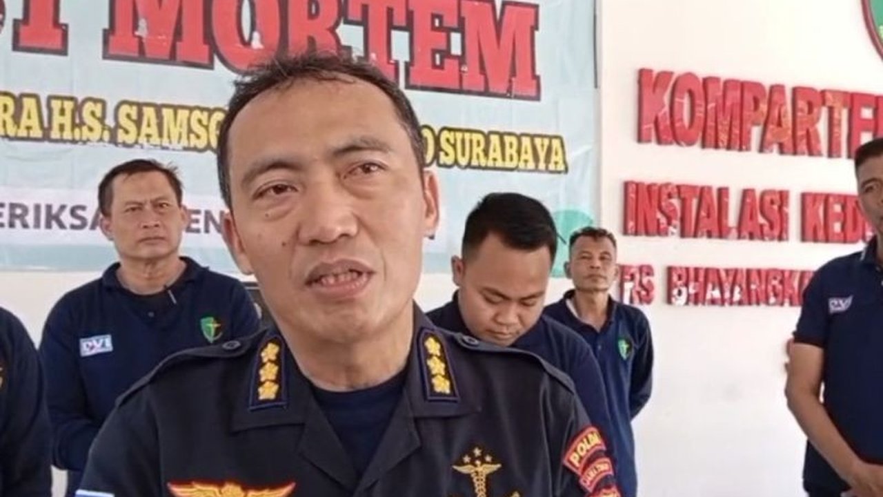 Tim DVI Polda Jatim terus bekerja keras mengidentifikasi enam jenazah korban ambruknya Ponpes Al Khoziny Sidoarjo. Simak detail proses Identifikasi Jenazah DVI yang memakan waktu 24 jam!