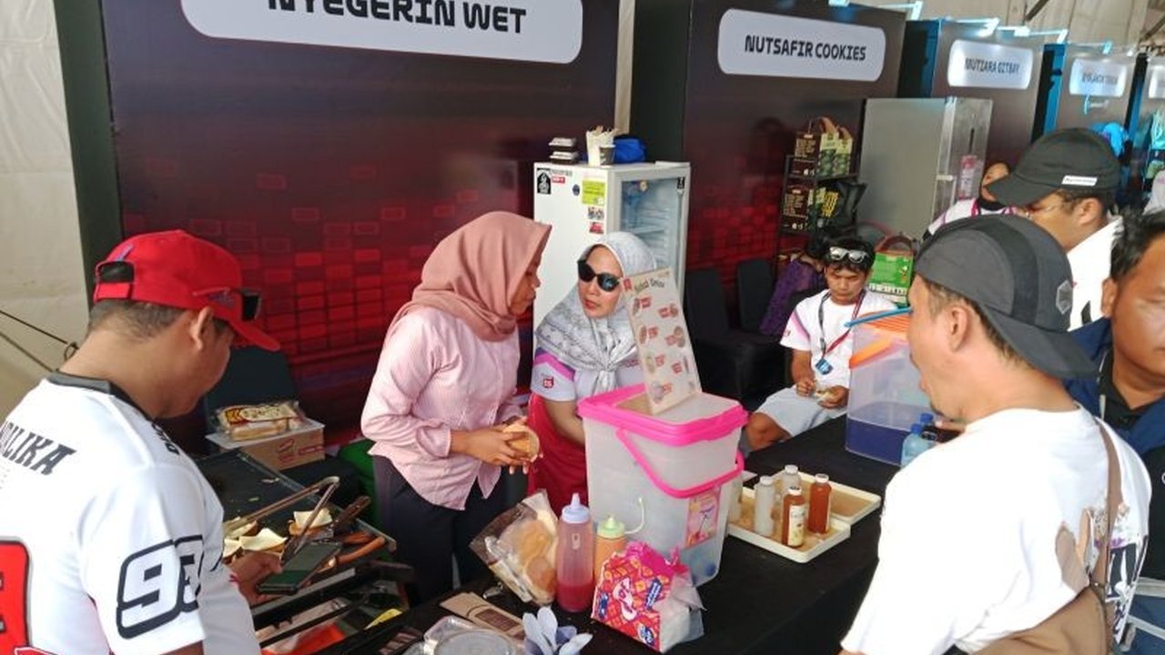Ratusan UMKM yang terlibat dalam ajang MotoGP Indonesia 2025 di Sirkuit Pertamina Mandalika berkomitmen menggunakan elpiji non subsidi, menjadi contoh nyata dukungan terhadap program pemerintah dan pendorong ekonomi lokal. Simak selengkapnya!