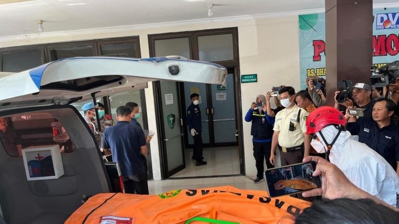 RS Bhayangkara Surabaya telah menerima 45 kantong jenazah korban ambruknya Ponpes Al Khoziny. Proses identifikasi korban Ponpes Al Khoziny terus diupayakan, termasuk melalui sampel DNA, untuk memastikan pengenalan yang akurat.