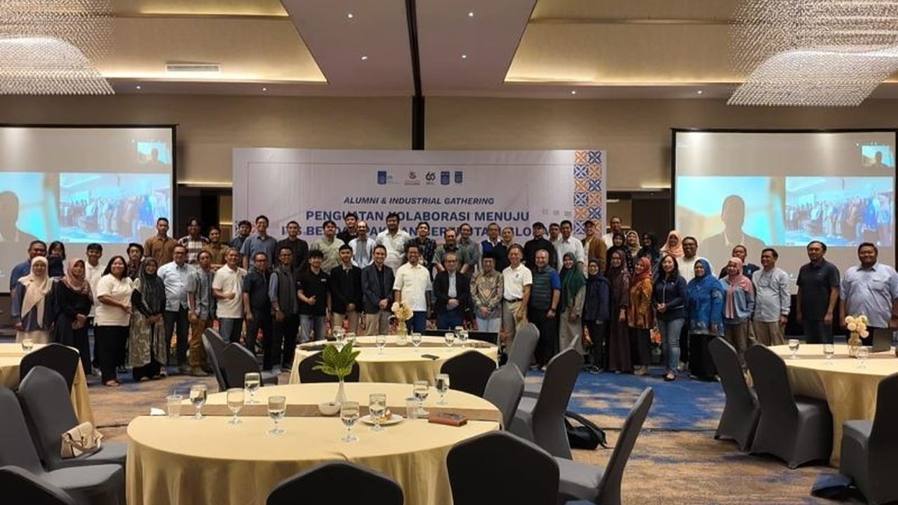 Institut Teknologi Sepuluh Nopember (ITS) memperkuat langkah menuju predikat **ITS World Class University** Top 300 melalui sinergi alumni dan industri. Penasaran strategi lengkapnya?