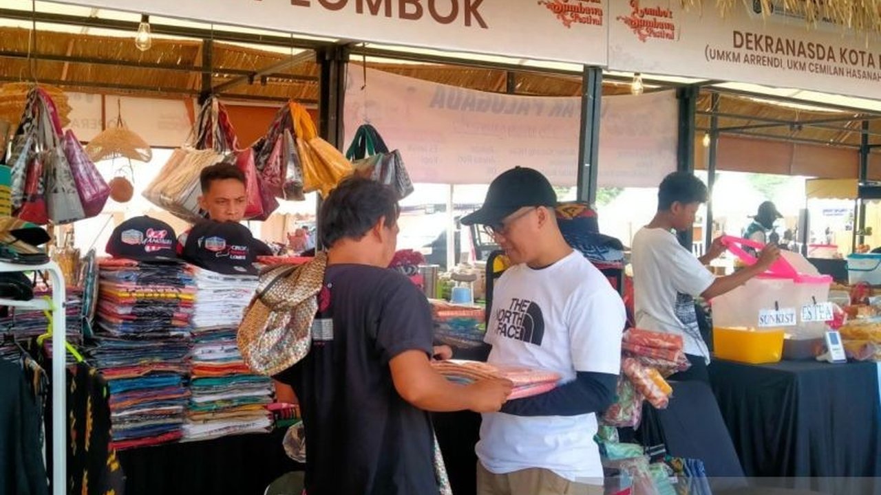 Pelaku UMKM di Nusa Tenggara Barat berhasil meraup keuntungan berlipat ganda selama gelaran MotoGP Mandalika 2025, membuktikan potensi besar Cuan UMKM Mandalika dalam mendongkrak ekonomi lokal.