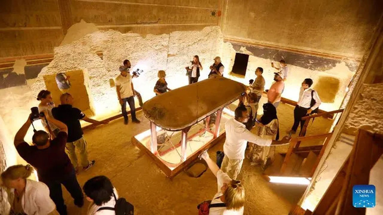 Wisatawan mengunjungi makam Firaun Kerajaan Baru Amenhotep III di Lembah Para Raja di Tepi Barat Luxor, Mesir, pada 4 Oktober 2025. Kementerian Pariwisata dan Purbakala Mesir pada hari Sabtu