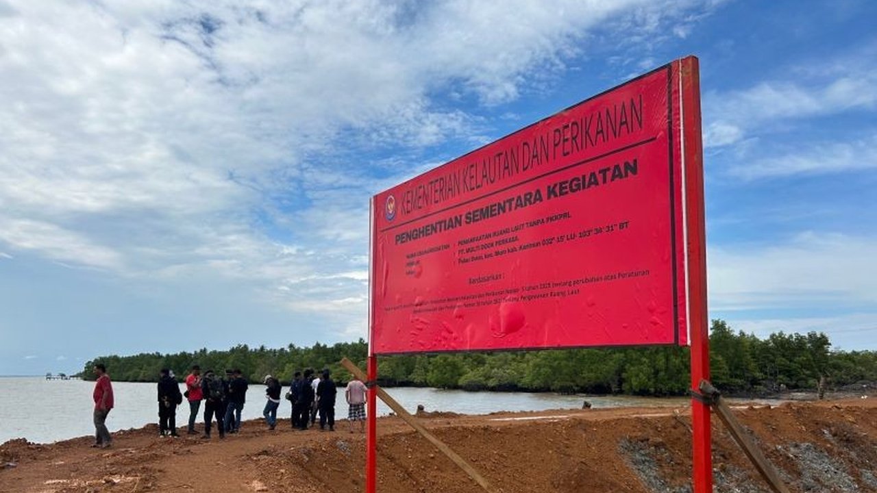 Kementerian Kelautan dan Perikanan (KKP) serius menindak Pemanfaatan Ruang Laut Ilegal di Kepulauan Riau. Sebanyak 7 kegiatan telah disegel, mengungkap pentingnya izin dasar PKKPRL.