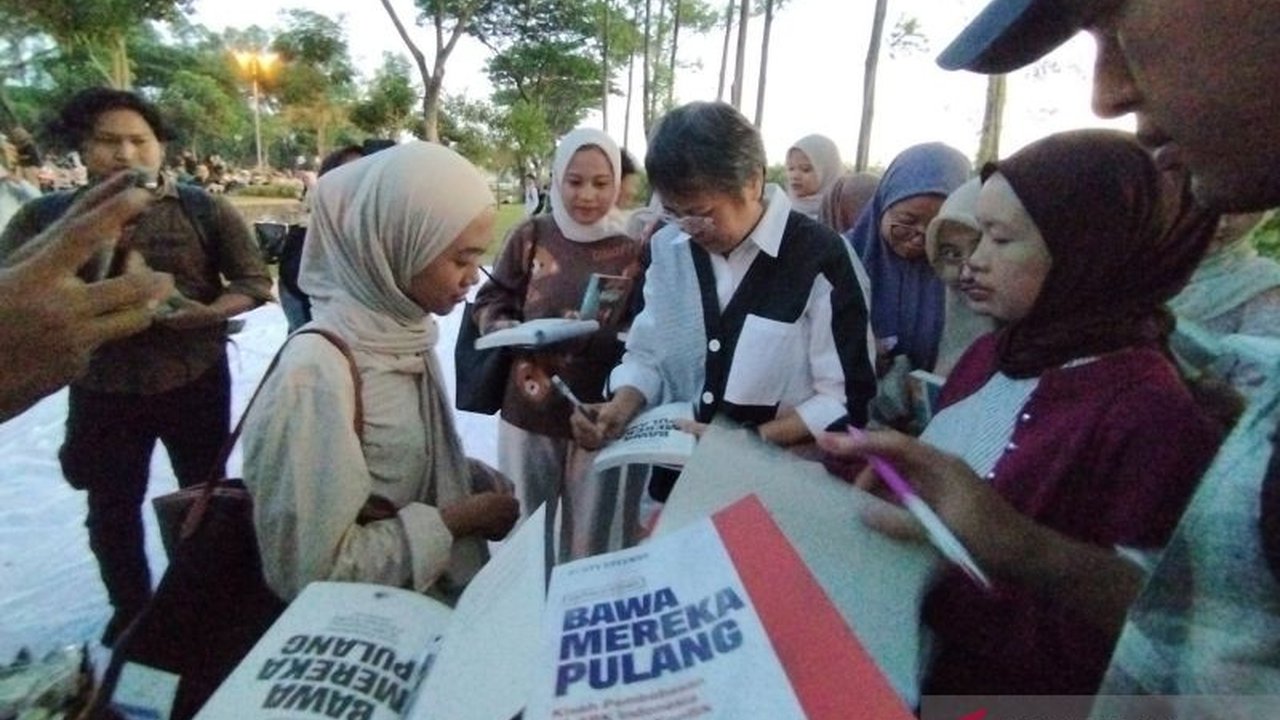 Kudus Book Party sukses menggelar bedah buku 'Bawa Mereka Pulang' bersama Fenty Effendy, mengungkap kisah heroik pembebasan 10 ABK Indonesia di Filipina tanpa uang tebusan. Simak detailnya!