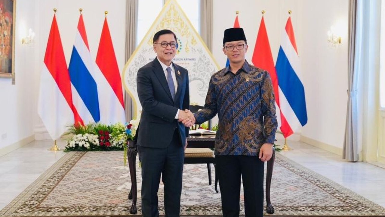 Menlu RI dan Thailand sepakat mempererat kerja sama bilateral dan kawasan, menandai 75 tahun hubungan diplomatik. Temukan potensi pertumbuhan ekonomi baru dan komitmen strategis kedua negara dalam Kerja Sama Bilateral Indonesia Thailand!