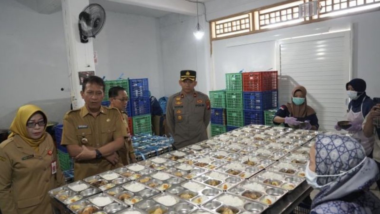 Bupati Bojonegoro Setyo Wahono memastikan menu Makanan Bergizi Gratis (MBG) aman dikonsumsi anak-anak setelah melakukan sidak. Kunjungan mendadak ini mengungkap pentingnya sertifikasi higienis untuk menjamin kualitas.