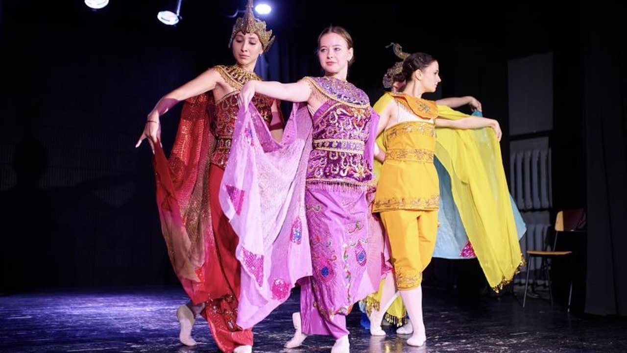 KBRI Kiev merayakan Hari Batik Nasional 2 Oktober dengan menggelar apresiasi seni di National Academy of Culture and Arts Management Ukraina, mempererat jembatan budaya.