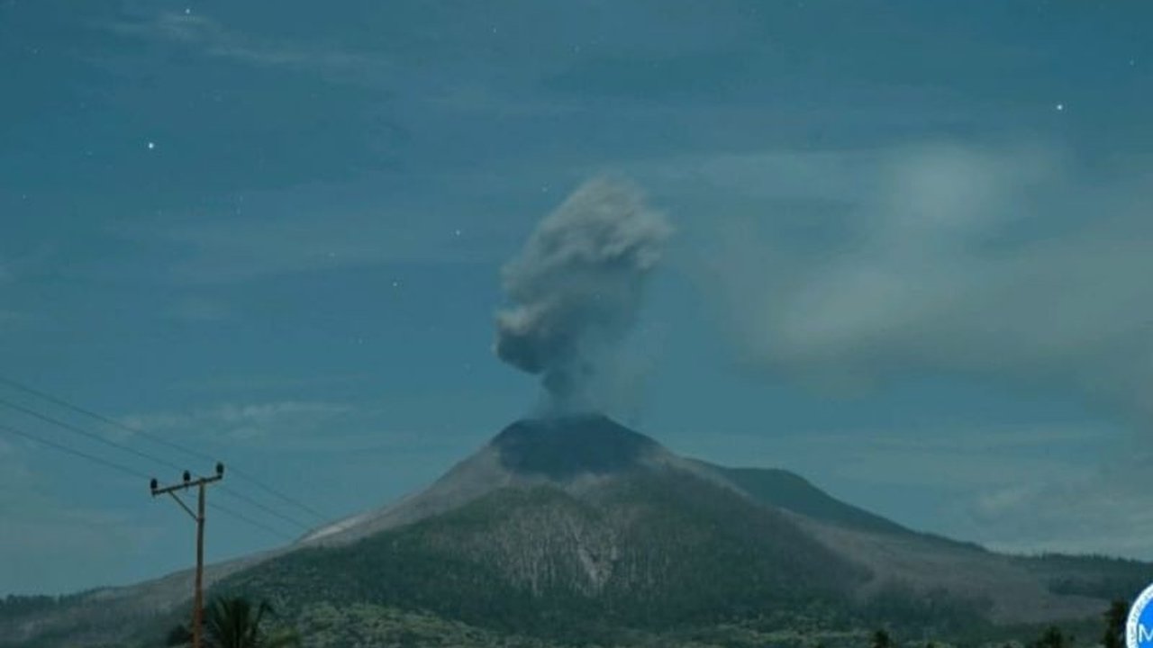 Gunung Lewotobi Laki-laki di Flores Timur kembali erupsi, melontarkan kolom abu setinggi 2000 meter. Simak detail kejadian dan imbauan penting bagi warga sekitar.