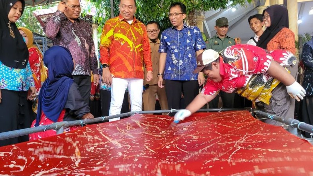 Kementerian UMKM mengundang perajin Batik Ciprat Situbondo dari komunitas difabel untuk pameran nasional. Produk unik ini telah menembus pasar Bali dan NTT, menunjukkan kemandirian luar biasa.