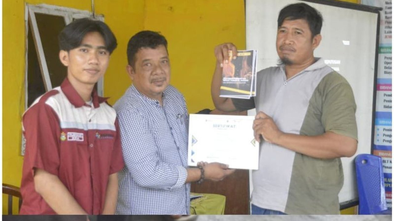 Tim DEB Unhas sukses mengubah limbah tongkol jagung menjadi briket ekonomis, mendorong kemandirian energi Bontomanai, Takalar, dan membuka peluang UMKM baru. Simak inovasi ini!