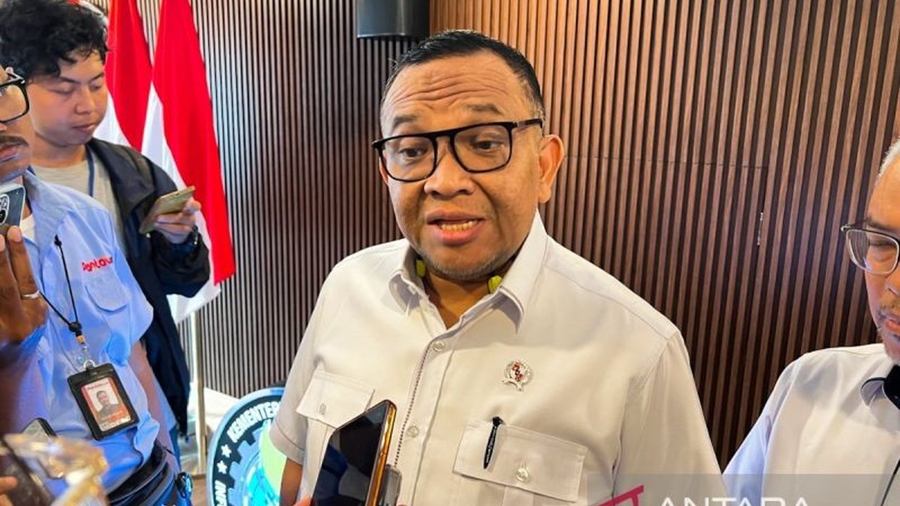 Wamenaker Afriansyah Noor menekankan pentingnya batas jam kerja pengemudi logistik 8 jam untuk keselamatan. Kebijakan ini bertujuan mengurangi risiko kecelakaan akibat kelelahan. Apa alasannya?