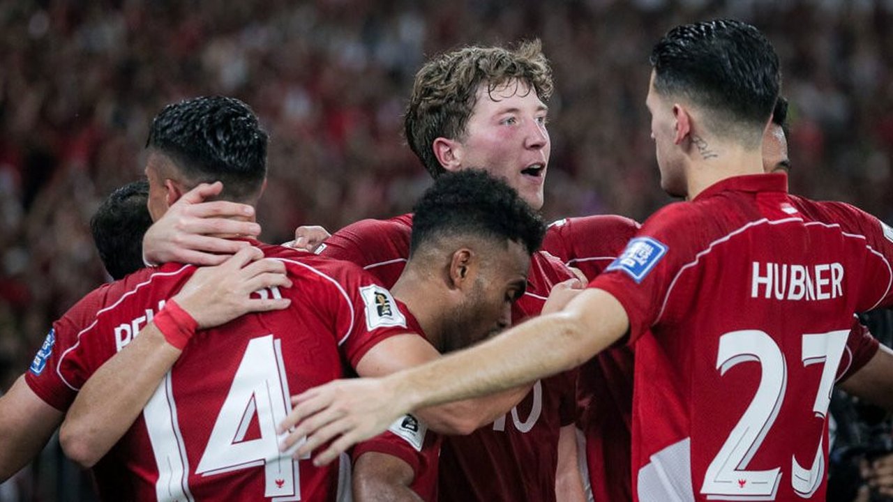 Pelatih kepala Timnas Indonesia, Patrick Kluivert bersama asisten pelatih Alex Pastoor (kiri) dan Denny Landzaat (kanan) saat laga FIFA Matchday melawan Chinese Taipei di Stadion Gelora Bu