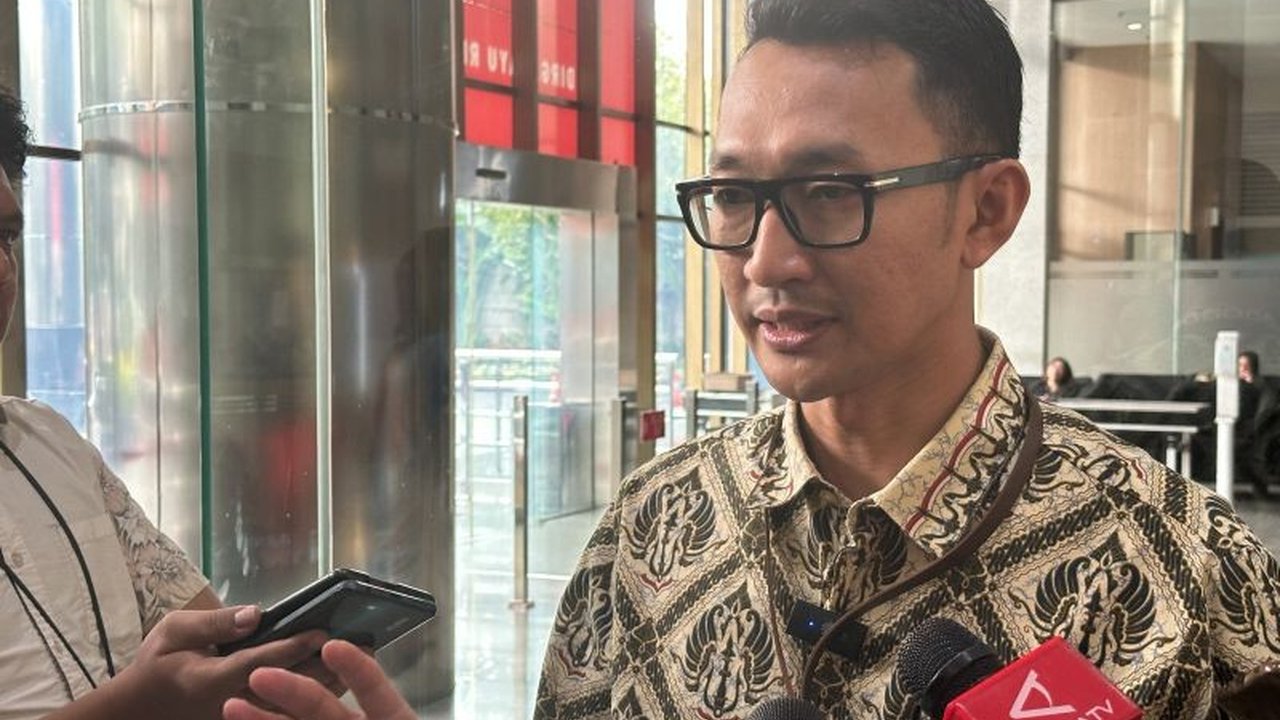 KPK memanggil Staf Ahli Menhut Dida Migfar Ridha untuk pengembangan Kasus Suap Inhutani V, langkah ini diambil setelah OTT dan penetapan tiga tersangka, mengungkap jaringan lebih luas.